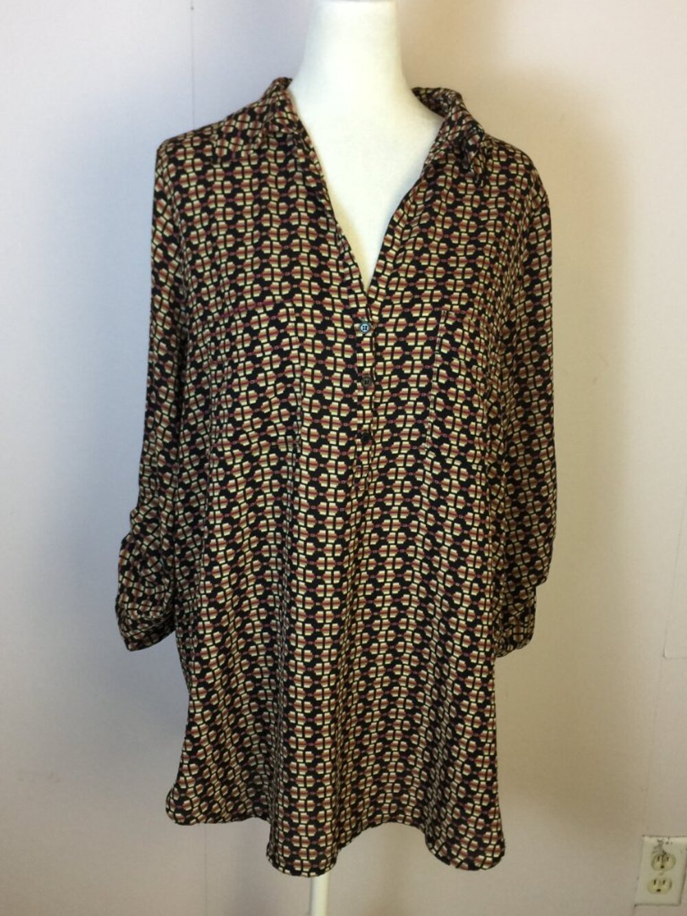 Pleione Blouse Tunic Shirt Top Sz L Womans Black Beige Pink Geo Roll Tab Sleeve